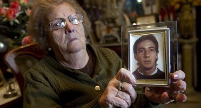 Trinidad Barrera, madre de Manuel Jes&uacute;s Troncoso, con una foto de su hijo.  