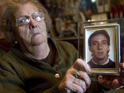 Trinidad Barrera, madre de Manuel Jes&uacute;s Troncoso, con una foto de su hijo.  