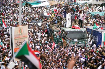 Una multitud de sudaneses se manifiestan contra el anuncio del ejército, que pretende sustituir al derrocado presidente Omar al-Bashir por un consejo de transición dirigido por militares, ante el Ministerio de Defensa en Jartum (Sudán). 