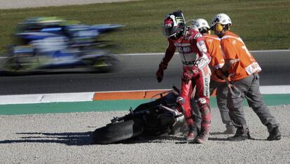 El español Jorge Lorenzo(i) del equipo Ducati sufre una caída durante carrera de MotoGP.