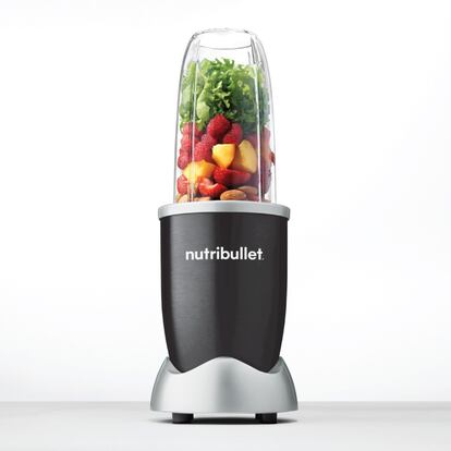 Desde la fundación de la marca, en 2.003, se han vendido alrededor de 80 millones de unidades de Nutribullet, una de las últimas adquisiciones del grupo italiano De’Longhi, en todo el mundo. Las batidoras personales y de vaso pretenden hacerse un hueco en España dentro del área de la nutrición. Para ello cuenta con la colaboración de Marta Verona, ganadora de 'Masterchef', cocinera y nutricionista, que ha desarrollado una serie de elaboraciones para cada momento del día. En la imagen, el modelo Original. Precio: entre 65 a 119 euros. www.nutribullet.com/es.