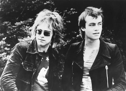 Elton John y Bernie Taupin son pareja profesional desde hace medio siglo. Taupin, en la imagen junto al cantante en Londres en 1969, es el escritor de la mayoría de los temas de Elton John, que se encarga de la música.