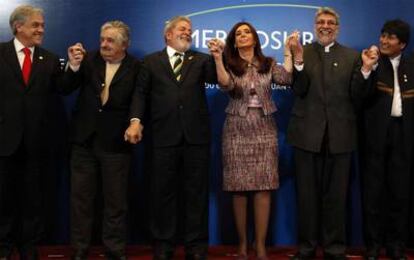 De izquierda a derecha, los presidentes de Chile, Uruguay, Brasil, Argentina, Paraguay y Bolivia, en la cumbre de Mercosur ayer en San Juan.