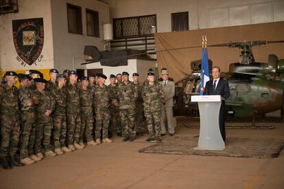 El entonces presidente francés François Hollande, en Bangui, capital de República Centroafricana, en febrero de 2014.
