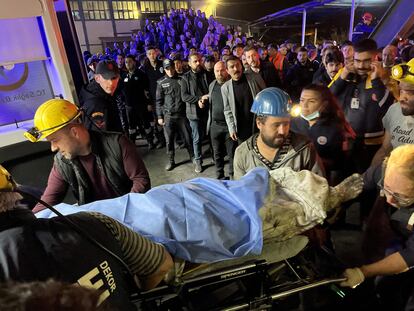 Al menos 40 personas han muerto tras una explosión ocurrida en la noche del viernes en una mina de carbón en Amasra, en la provincia de Bartin, en el norte de Turquía. En la imagen, un minero es trasladado por los servicios de emergencia tras el suceso.
