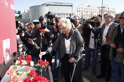 La alcaldesa de Madrid, Manuela Carmena, durante la ofrenda floral en el acto 'In Memorian' en recuerdo a las víctimas en la estación de Atocha de Madrid.