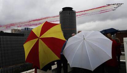 Ejercicio de la Patrulla Águila visto desde una azotea en Madrid.