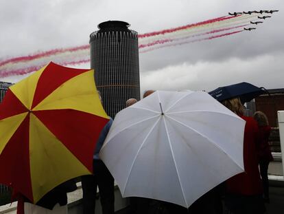 Ejercicio de la Patrulla Águila visto desde una azotea en Madrid.