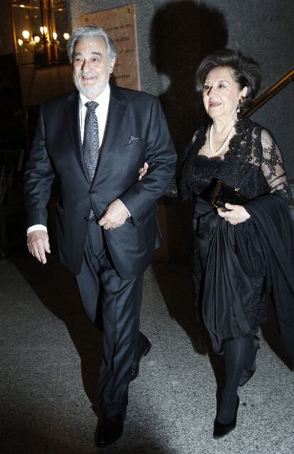 Plácido Domingo y su mujer, Marta Ornelas, a su llegada al Teatro Real de Madrid, donde el tenor ha recibido hoy un homenaje por su 70º cumpleaños.