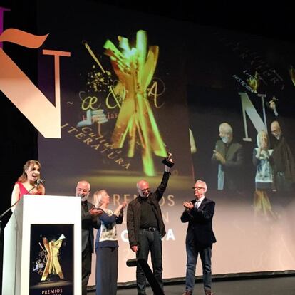 Carlos Bernatek recibe el Premio Clarín de Novela en el Teatro Coliseo.