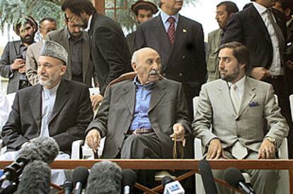 De izquierda a derecha, Hamid Karzai, el ex rey Zahir Shah y el ministro de Exteriores afgano, Abdulá Abdulá, durante una conferencia de prensa en Kabul.