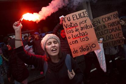 Manifestantes desencantados protestan ante la clase política, este jueves en Quito.