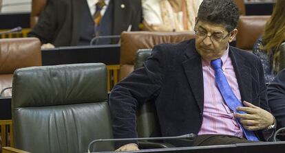 El vicepresidente de la Junta, Diego Valderas, ayer en el Parlamento. La presidenta Susana Díaz no asistió a la sesión de control al estar enferma.