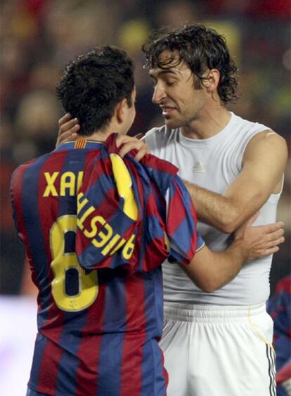 Raúl, con la camiseta de Iniesta en la mano, felicita a Xavi al final del encuentro.