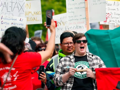 Miembros del Sindicato de Trabajadores de Starbucks se manifiestan el último Primero de Mayo en Seattle.