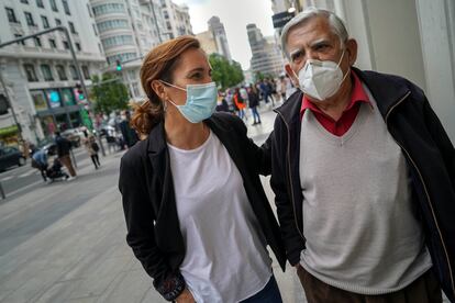 Mónica García, candidata a presidenta por Más Madrid, junto al Félix López-Rey, último en la lista de esa formación, el pasado viernes en Gran Vía.