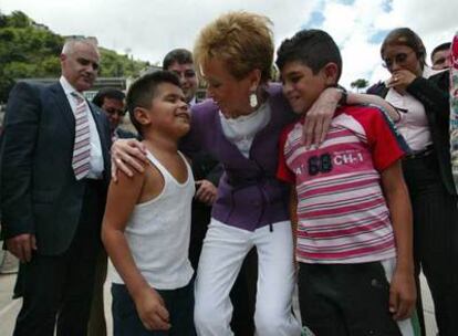 María Teresa Fernández de la Vega, con alumnos de la escuela Daniel Casco, en Tegucigalpa (Honduras).