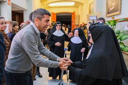 Carlos Mazón visita el asilo Hermanitas de los Ancianos Desamparados de Elche.