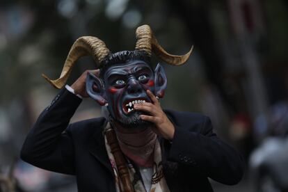 Un hombre ajusta su máscara durante la marcha.