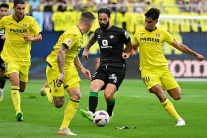Isco da el pase a Luiz Henrique que acabó en el gol de Ayoze ante el acoso de Terrats, del Villarreal.