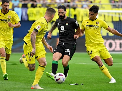 Isco da el pase a Luiz Henrique que acabó en el gol de Ayoze ante el acoso de Terrats, del Villarreal.