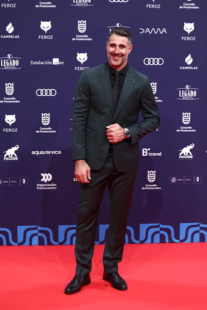 El cómico y presentador David Amor, uno de los primeros en llegar al Pazo da Cultura de Pontevedra. Con traje verde oscuro de Javier Cañas.