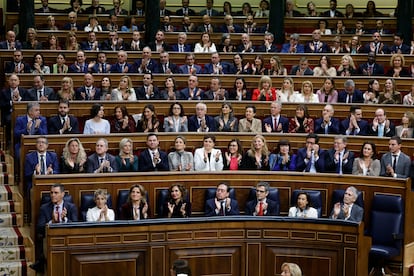 Pedro Sánchez, junto a varios de sus ministros y diputados socialistas, el 29 de noviembre durante la solemne apertura de la XV Legislatura.