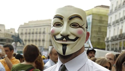 Un manifestante con la careta de Anonymous en Sol.