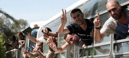 Un grupo de prisioneros palestinos entra a la Franja de Gaza por la frontera con Egipto.