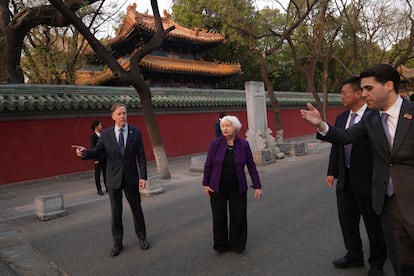 La secretaria del Tesoro de Estados Unidos, Janet Yellen (en el centro), y el embajador de este país en China, Nicholas Burns (izquierda), durante una visita a la academia imperial Guozijian Imperial College, este lunes en Pekín.