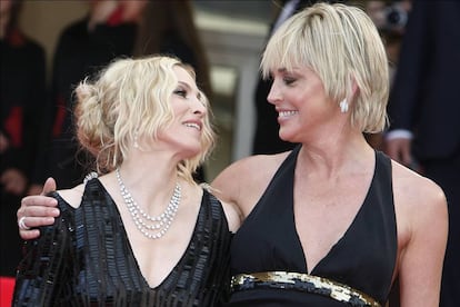 La prensa las enfrentó durante años, pero Sharon Stone y Madonna demostraron que tenían una relación cordial posando a menudo juntas ante las cámaras. En esta imagen, por ejemplo, están en el Festival de Cannes en 2008.