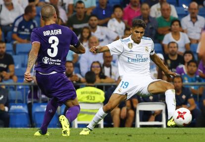 El defensa del Real Madrid Achraf Hakimi (d) lucha el balón con Cristiano Biraghi, defensa de la Fiorentina.