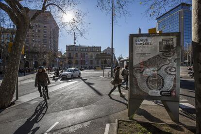 Uno de los soportes que Ada Colau quiere sacar de la calle, en la avenida Diagonal de Barcelona. 