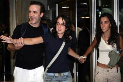 Lorena Hernández, en el centro, rodeada de sus hermanos tras llegar ayer a Valencia.