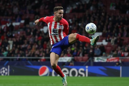 El centrocampista del Atlético de Madrid, Saul Ñiguez, intenta controlar el balón durante el encuentro correspondiente a la fase de grupos de la Liga de Campeones.