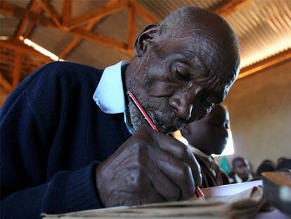 Kimani Maruge, en clase en Langas, al oeste de Kenia, en una fotografía de 2006.