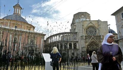 Obra en la plaza de la Virgen de Valencia perteneciente al festival Intramurs.