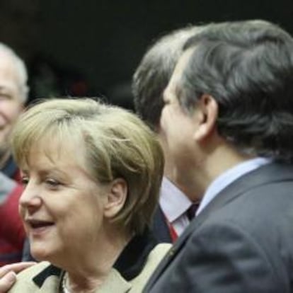 Merkel conversa a su llegada a la cumbre con el primer ministro británico David Cameron.
