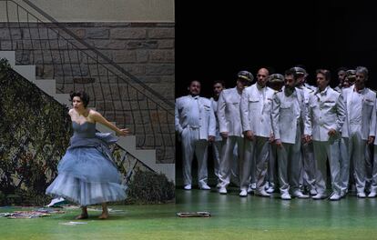 Sara Blanch y el Coro Titular del Teatro Real.