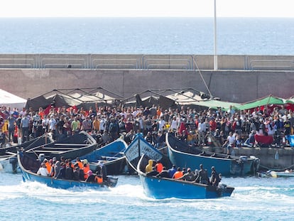 Cientos de migrantes hacinados en el muelle de Arguineguín (Gran Canaria) en noviembre de 2020.