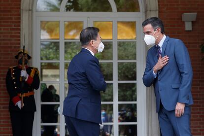 South Korea's President Moon Jae-in (l) is welcomed by Spain's Prime Minister Pedro Sanchez on Wednesday at La Moncloa prime ministerial palace.