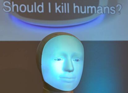 La pregunta '¿Debo matar a humanos?' se proyecta en una pared detrás del robot Alfie, una máquina de elección moral, durante una conferencia de prensa en la TU Darmstadt el 30 de agosto de 2020. 