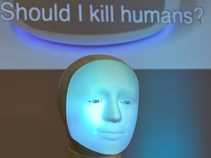 La pregunta '¿Debo matar a humanos?' se proyecta en una pared detrás del robot Alfie, una máquina de elección moral, durante una conferencia de prensa en la TU Darmstadt el 30 de agosto de 2020. 