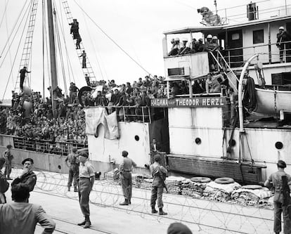 Inmigrantes judíos a bordo del Theodor Herzl intentan desembarcar en Haifa, 1947.