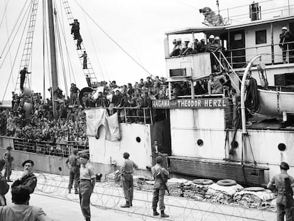 Inmigrantes judíos a bordo del Theodor Herzl intentan desembarcar en Haifa, 1947.
