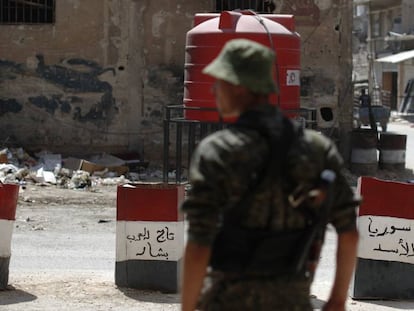 Un soldado del Ejército sirio en un control situado a las afueras de Damasco en julio.