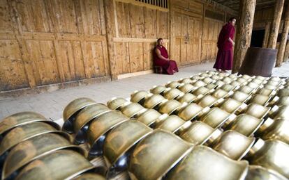 Boles de bronce utilizados en ceremonias religiosas en el monaserio de Labrang (China).