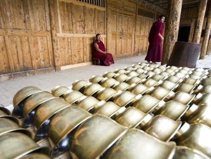 Boles de bronce utilizados en ceremonias religiosas en el monaserio de Labrang (China). 