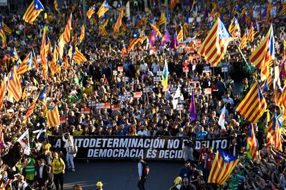 A cabeça da manifestação pró-independência pelas ruas de Madri com o slogan "A autodeterminação não é um crime. Democracia é decidir". Cerca de 56.000 pessoas passaram pelo Paseo del Prado desde a Plaza de Atocha até Cibeles, de acordo com o cálculo feito por este jornal, embora o Governo tenha reduzido o número para 18.000 e a Assembleia Nacional da Catalunha fale de 120.000 pessoas.