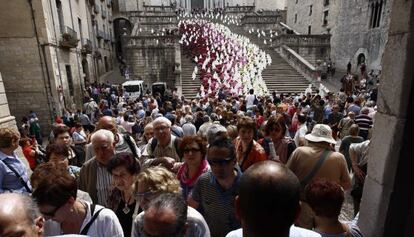 Una imagen de las escaleras de la Catedral de Girona adornada con flores